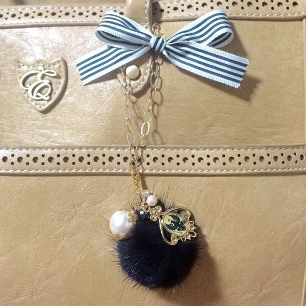 黒鷲チャームとファーのバックチャーム①