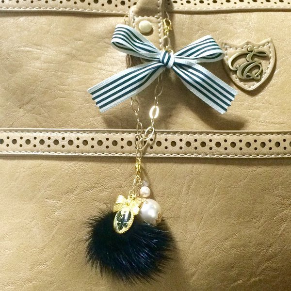 黒鷲チャームとファーのバックチャーム②