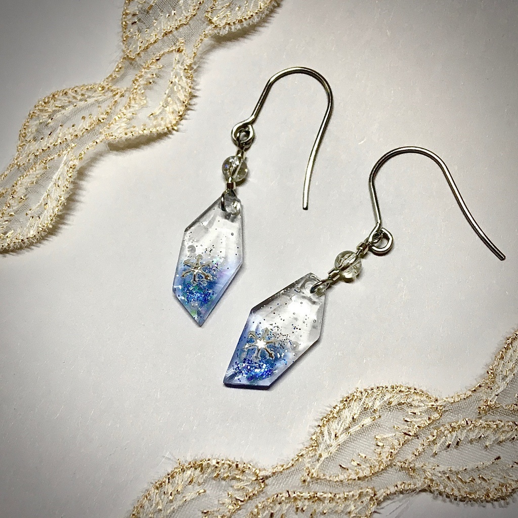 冬を閉じ込めた氷のピアス（サージカルステンレス・イヤリング交換可）