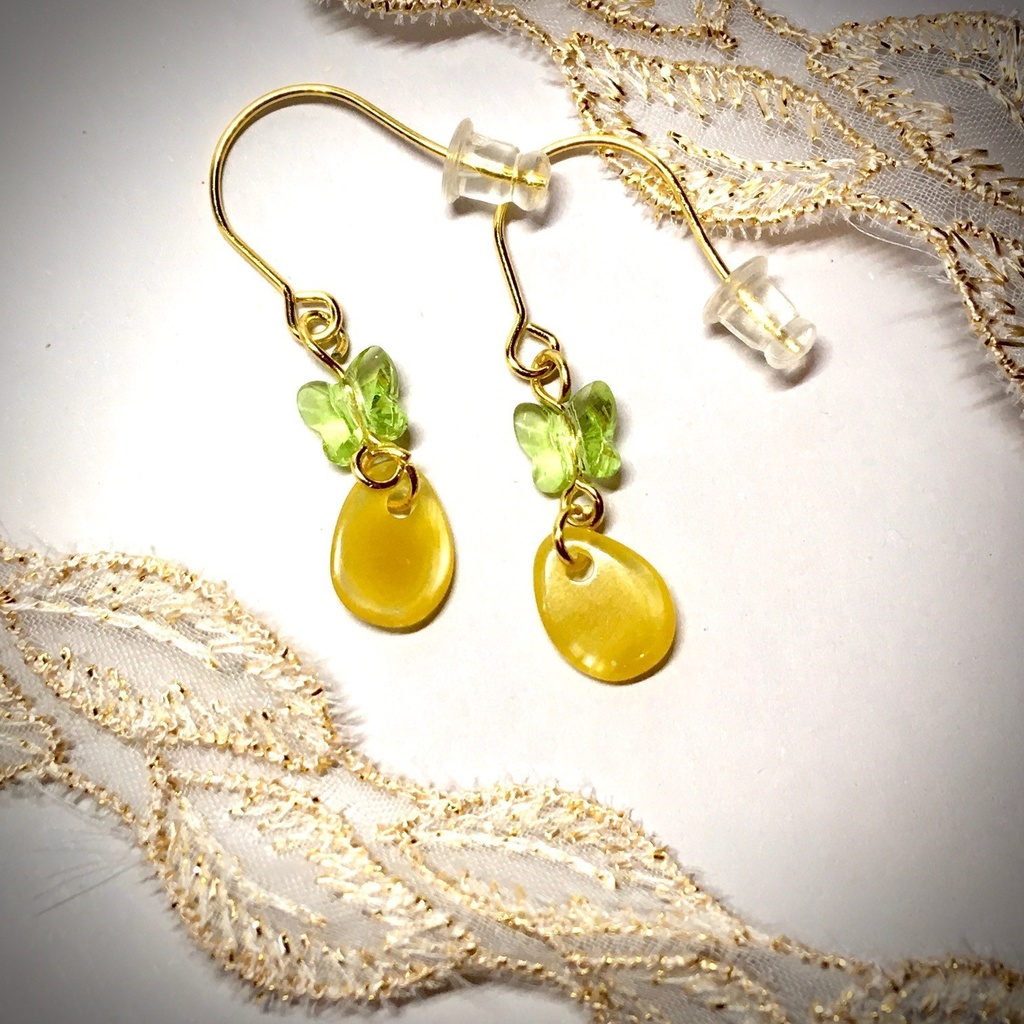 蝶々の春色ピアス（サージカルステンレス・イヤリング交換可）