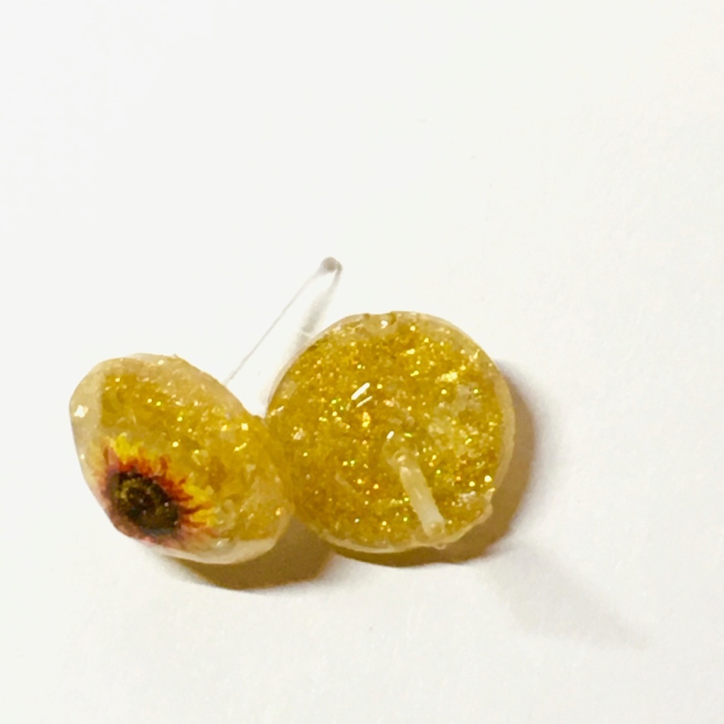 ひまわりのスタッドピアス(樹脂ポスト)