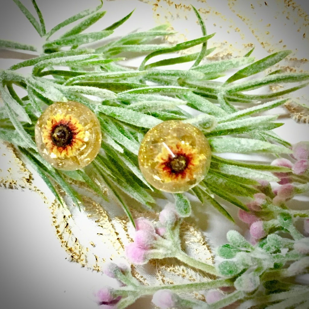 ひまわりのスタッドピアス（樹脂ポスト）