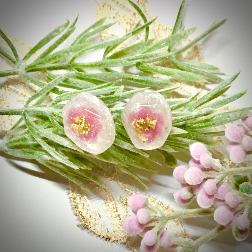 ピンクのペイントピアス（樹脂ポスト）