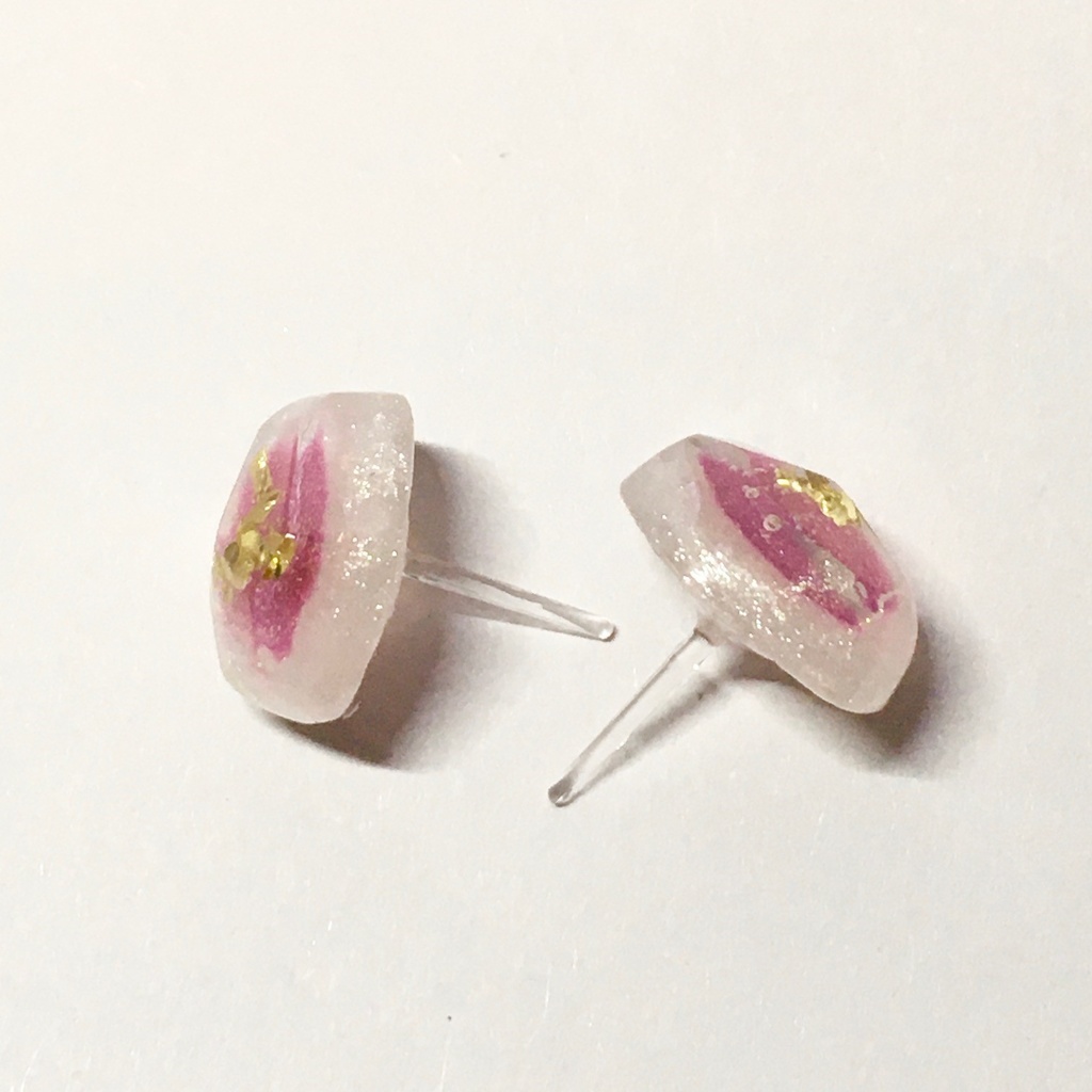 ピンクのペイントピアス(樹脂ポスト)
