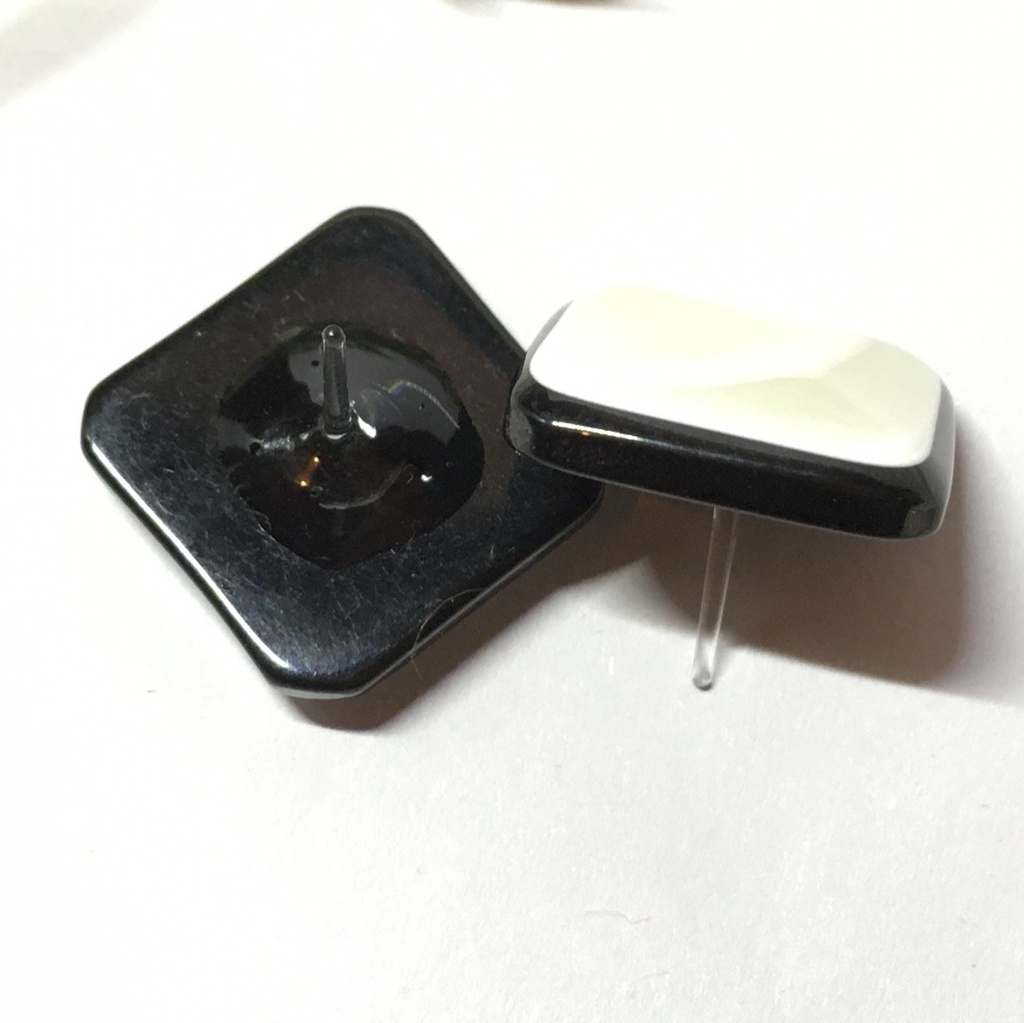 モノトーンのスクエアピアス(樹脂ポスト)