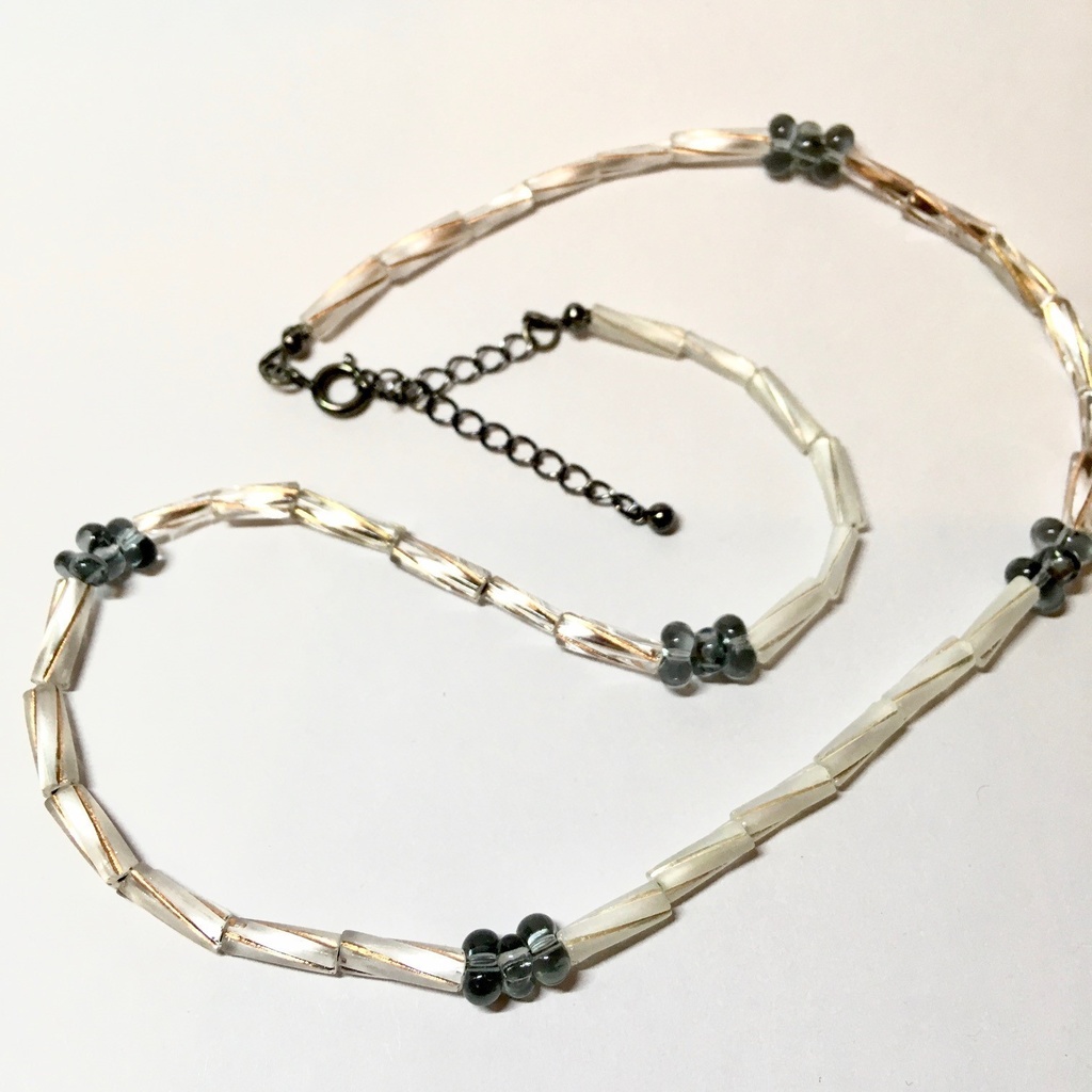 ツイストビーズとファルファーレのネックレス