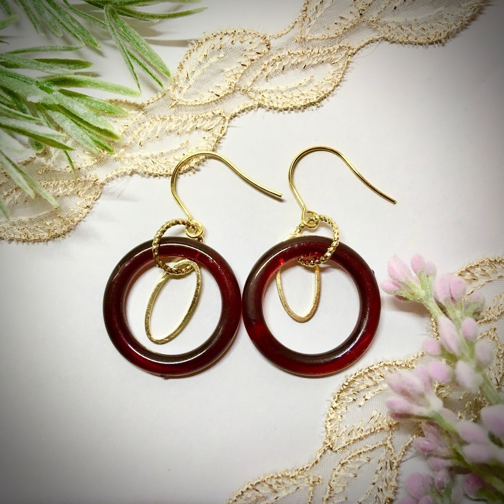 ワインレッドのサークルピアス