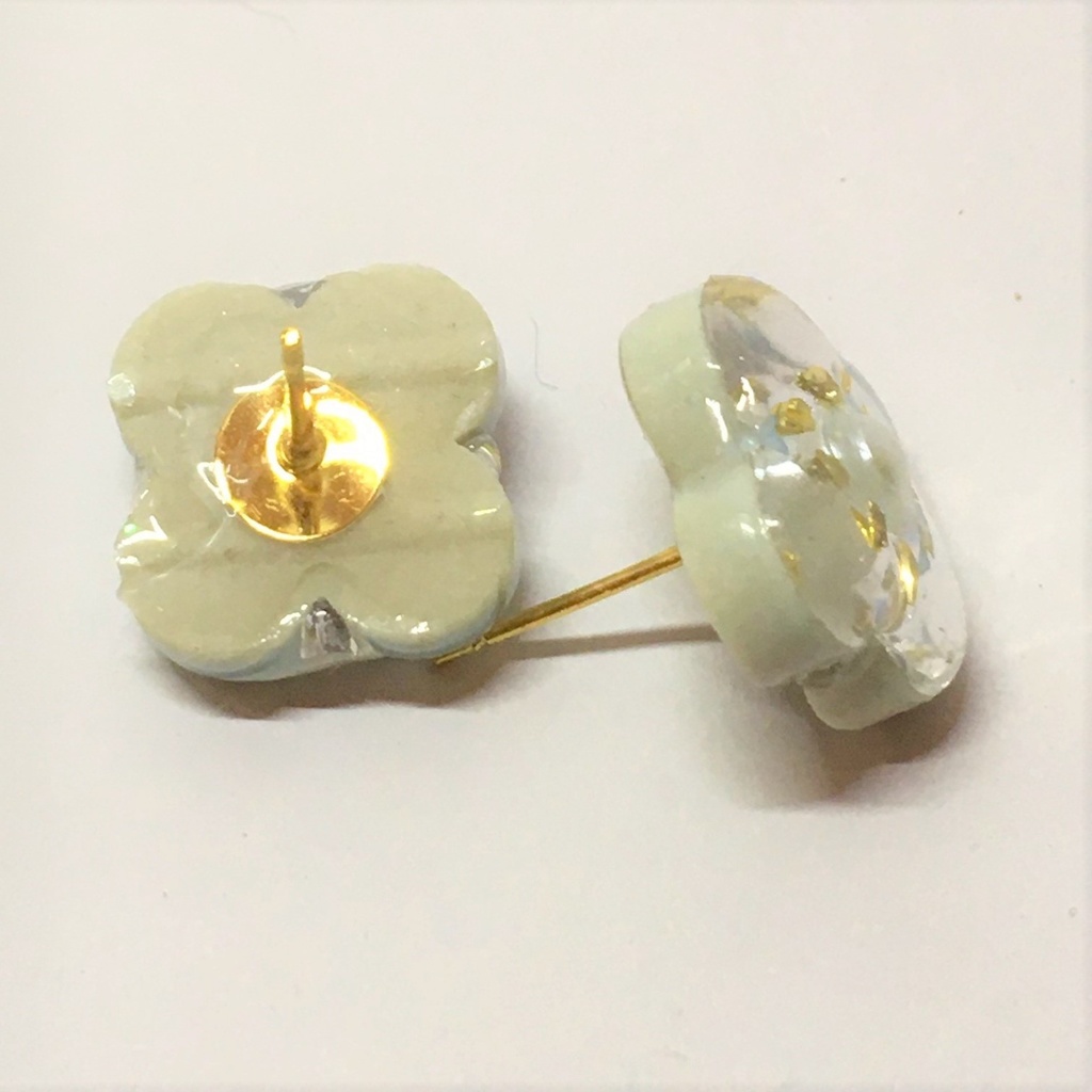 お花タイルのピアス(サージカルステンレス)