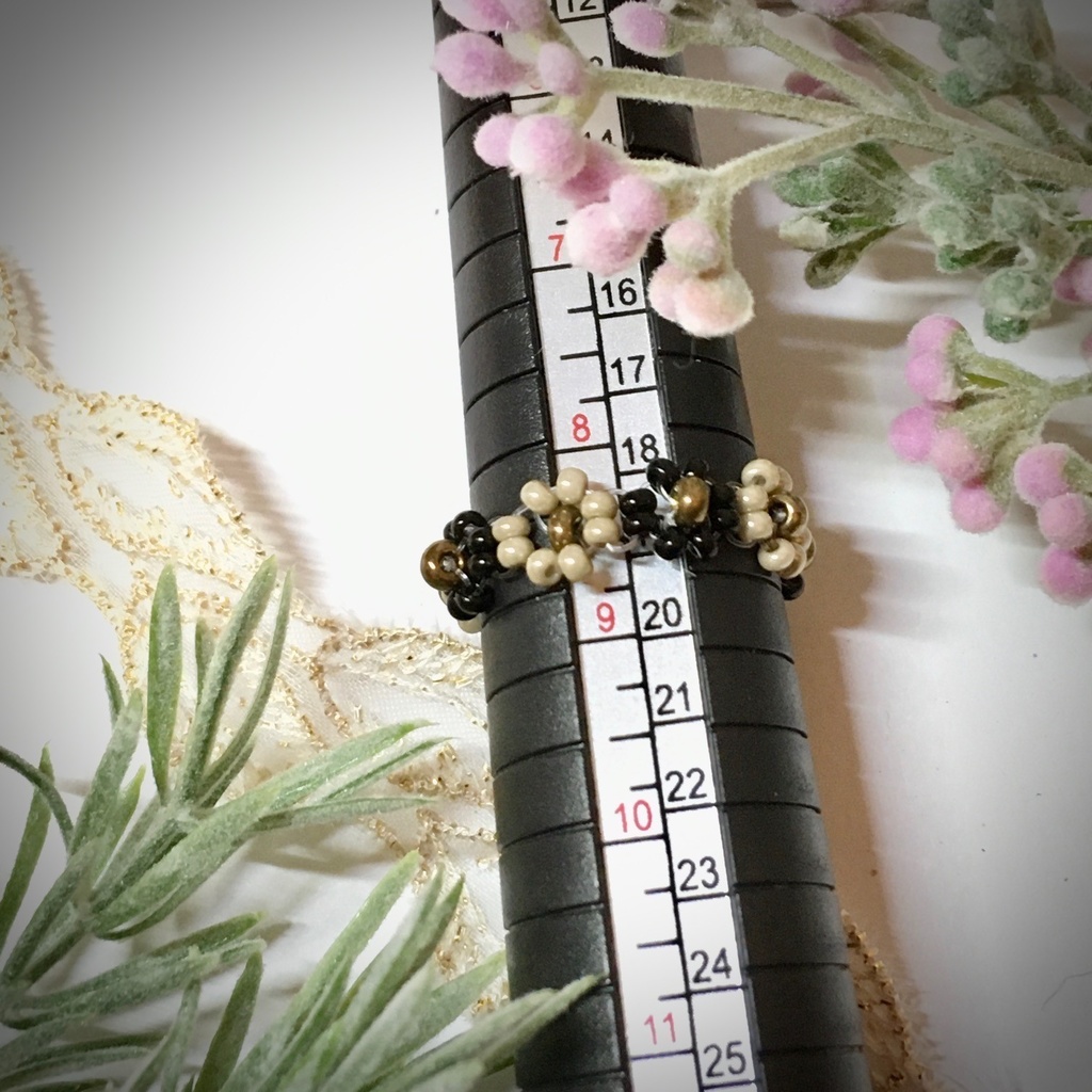 お花のビーズリング（ベージュ×ブラック）