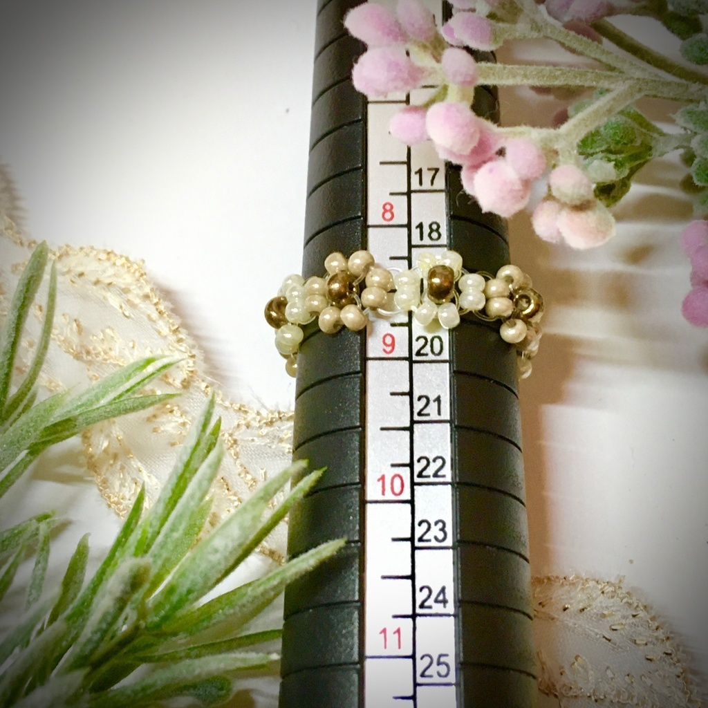 お花のビーズリング（ベージュ×ホワイト）