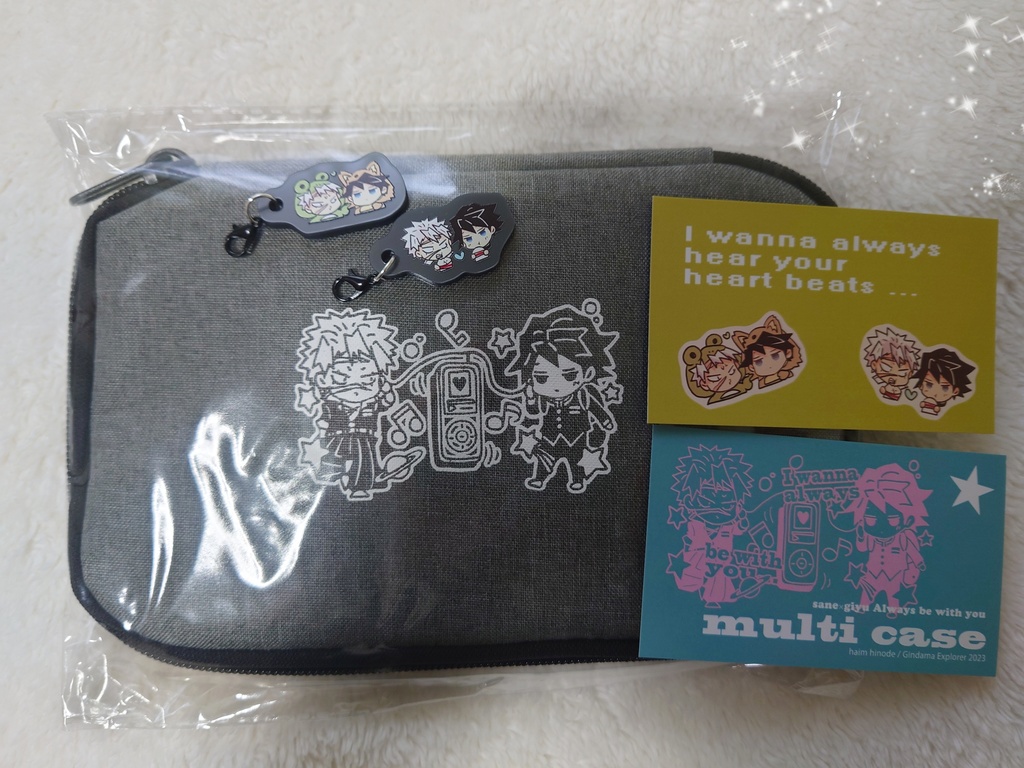 Be with youマルチケースといっしょにぬくぬく記念のアクキー