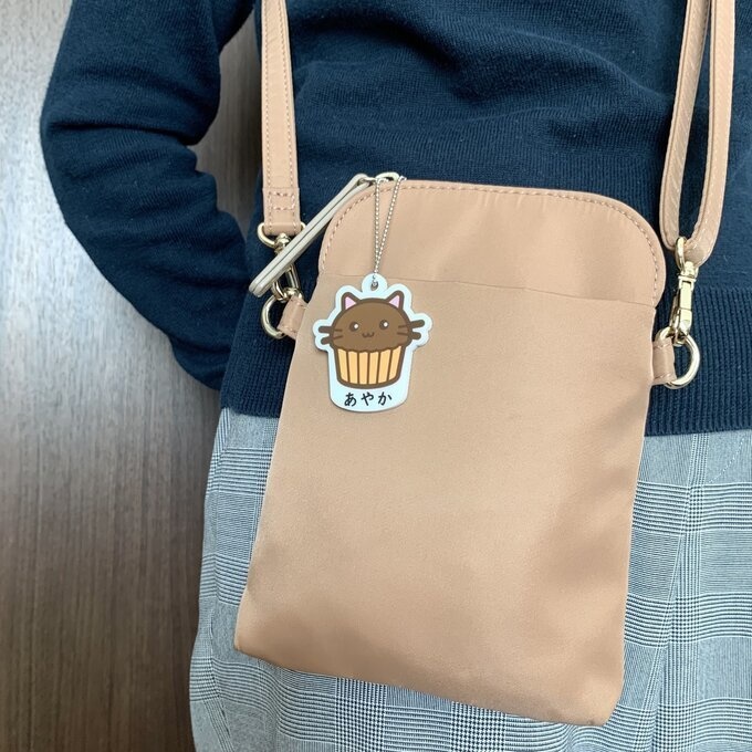 【送料無料】名入れカップケーキネコチョコ キーホルダー ケーキカップ かわいい 名入れ印字 ポップ ハンドメイド