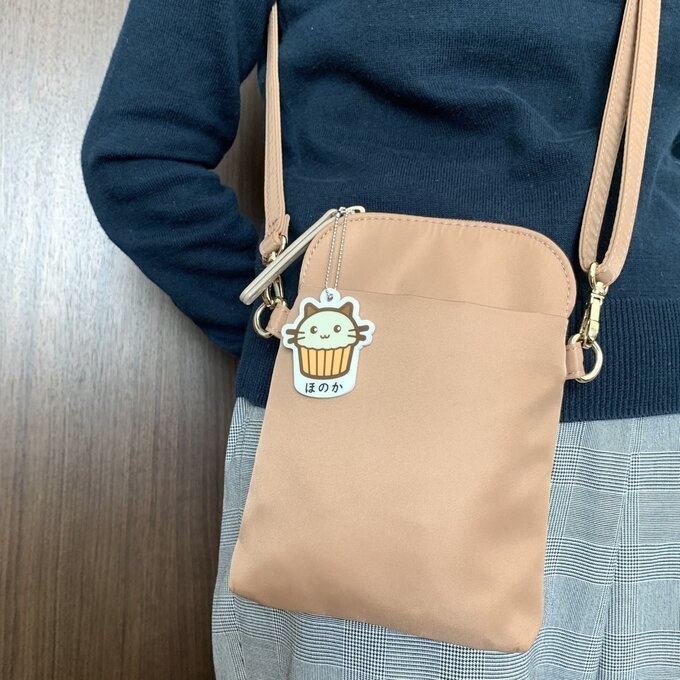 【送料無料】名入れカップケーキホワイトチョコ キーホルダー ケーキカップ かわいい 名入れ印字 ポップ ハンドメイド