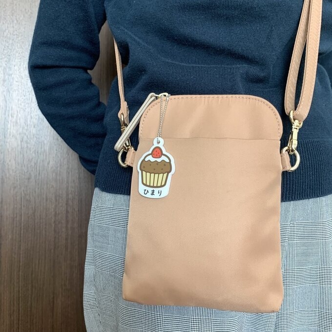 【送料無料】名入れカップケーキチョコ キーホルダー ケーキカップ かわいい 名入れ印字 ポップ ハンドメイド