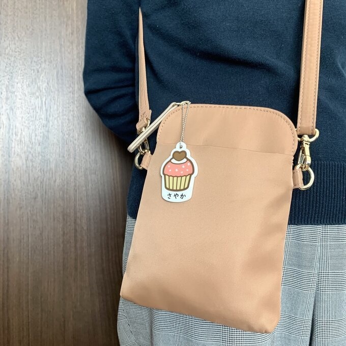 【送料無料】名入れカップケーキイチゴ キーホルダー ケーキカップ かわいい 名入れ印字 ポップ ハンドメイド