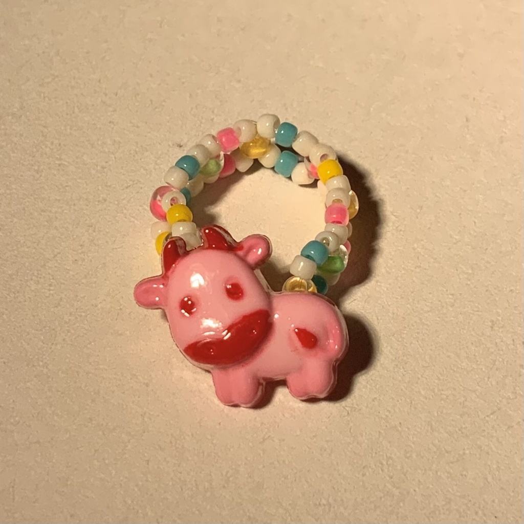 ピンクの牡牛のビーズリング