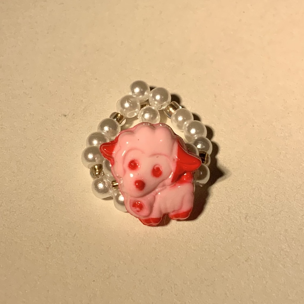 ピンクの羊と白いお花のビーズリング
