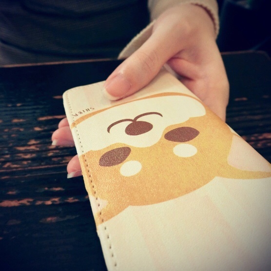 まんまる柴犬のウッド風スマホケース iphone16e iphone14 iphone15 全機種対応 犬 柴犬