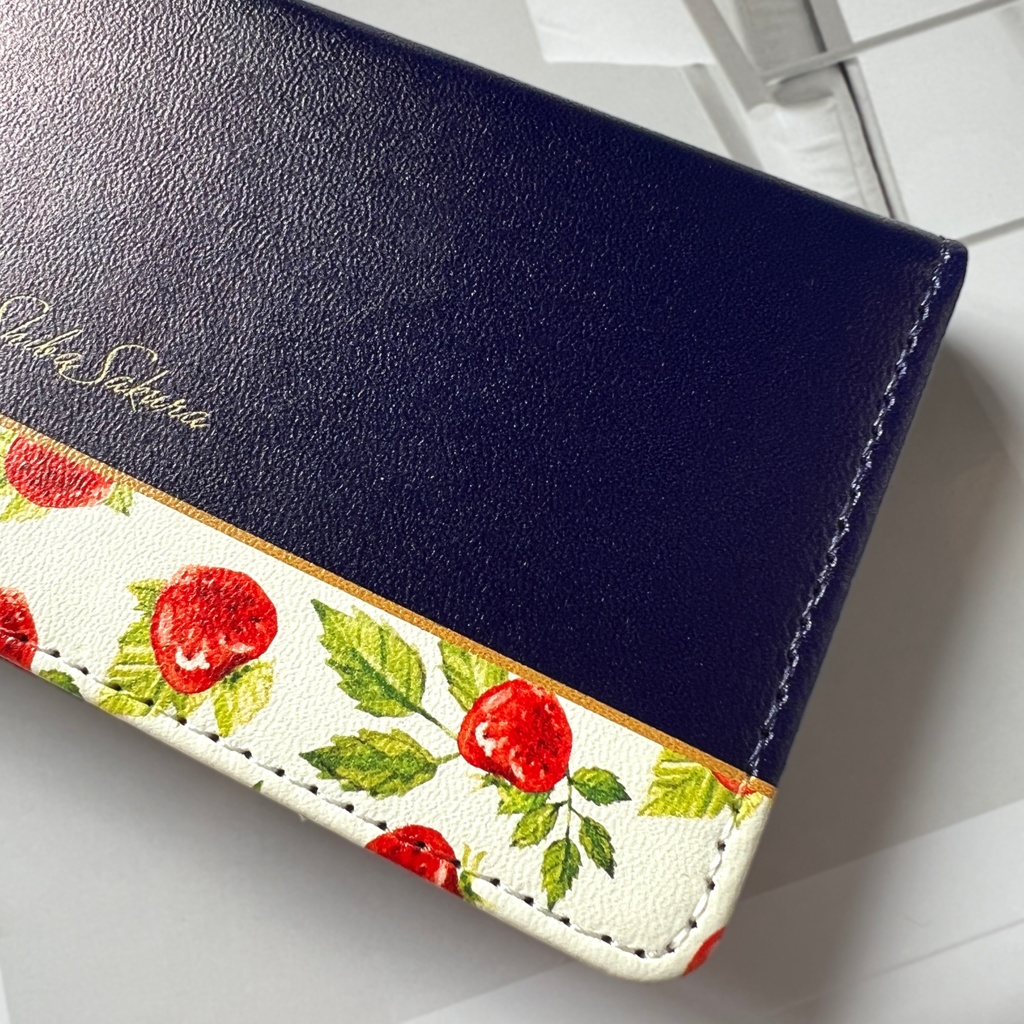 ワイルドストロベリーの手帳型スマホケース(ネイビー) スマホケース iPhone17 Air iphone16e iphone14 iphone15 全機種対応 いちご ストロベリー