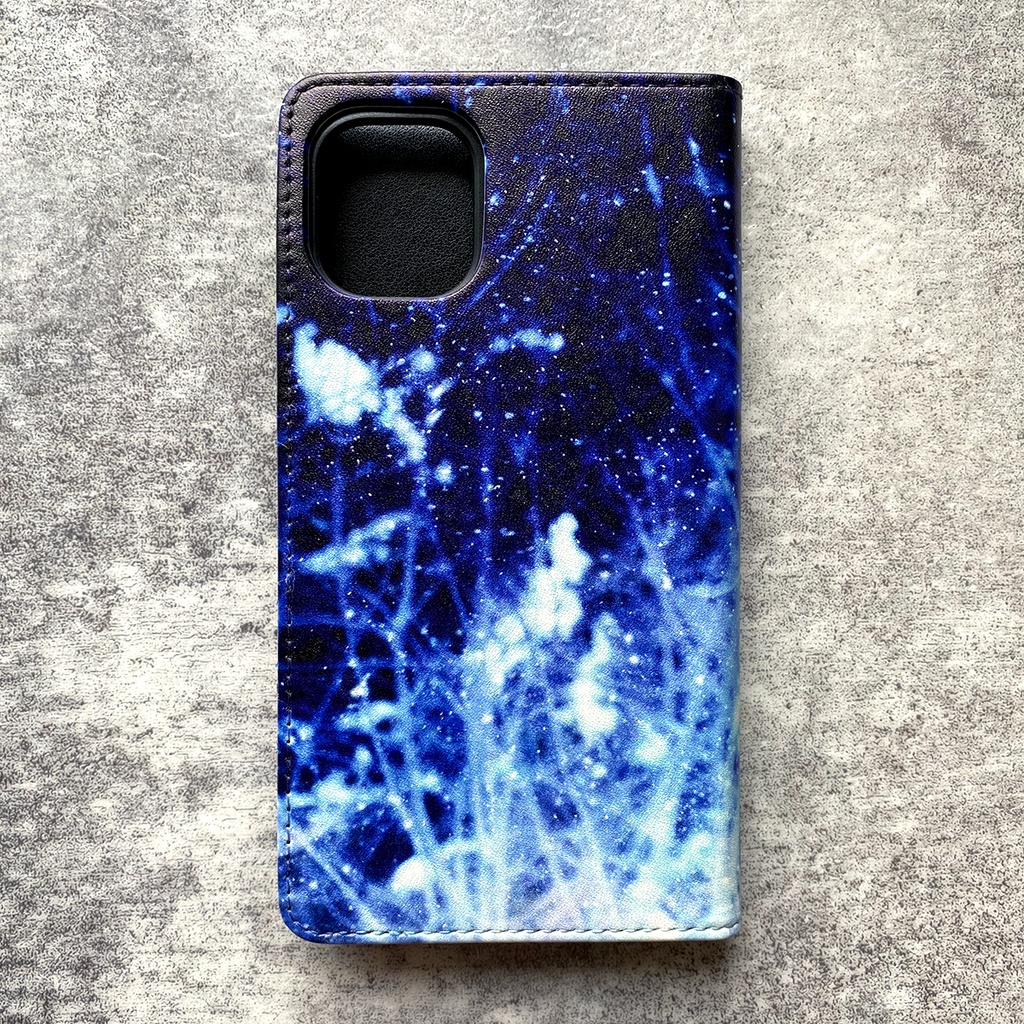 雪原のオオカミ 手帳型スマホケース iphone16e iphone14 iphone15 全機種対応 狼 冬 雪 スマホケース