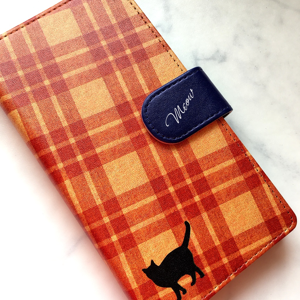 猫とチェックの手帳型スマホケース(オレンジ×ネイビー) 全機種対応 手帳型 スマホケース iPhone17 air iphone15 iphone16e iphone14 猫 黒猫