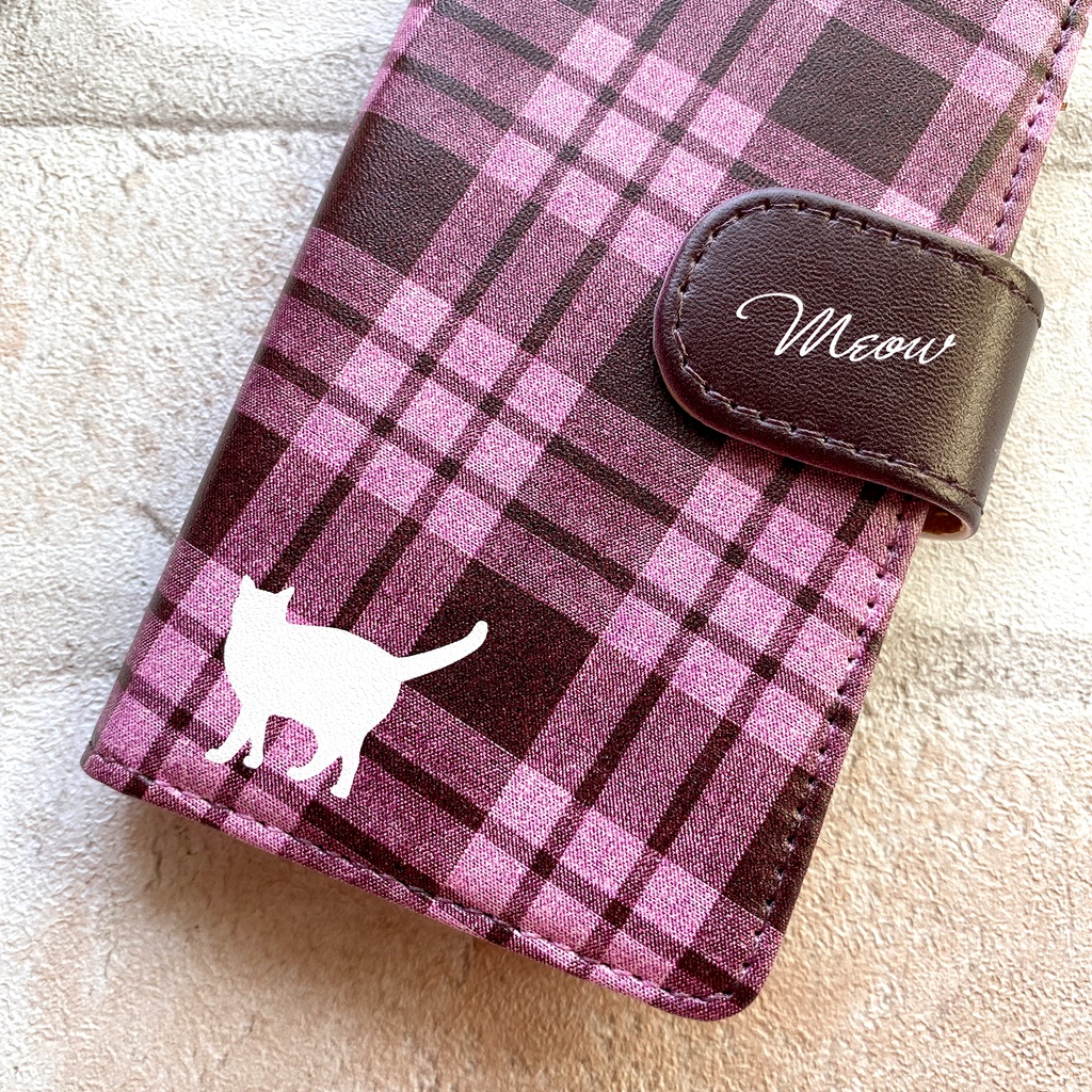 猫とチェックの手帳型スマホケース(ストロベリーチョコ) 全機種対応 手帳型 スマホケース iphone15 iphone16e 猫 黒猫 iPhone17 Air iphone14