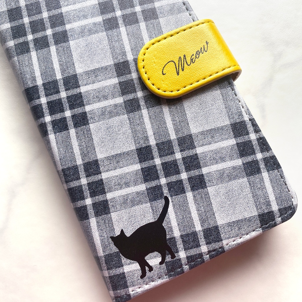 猫とチェックの手帳型スマホケース(グレー×イエロー) 全機種対応 手帳型 スマホケース iphone15 iphone16e 猫 黒猫 iPhone17 Air iphone14