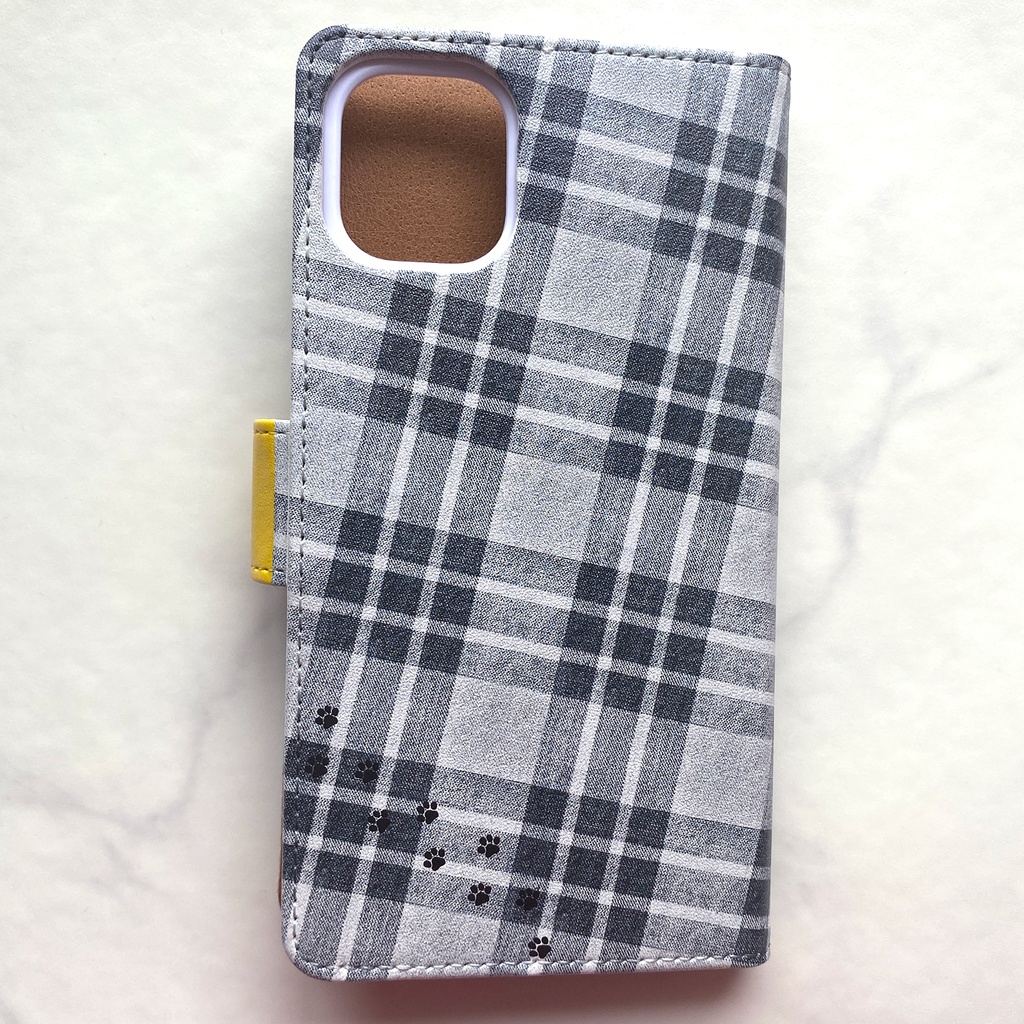 猫とチェックの手帳型スマホケース(グレー×イエロー) 全機種対応 手帳型 スマホケース iphone15 iphone16e 猫 黒猫 iPhone17 Air iphone14