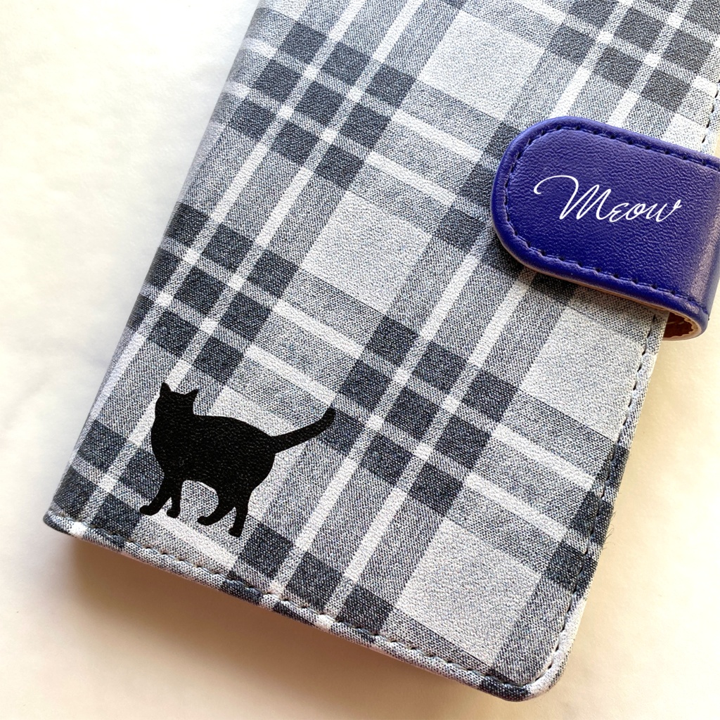 猫とチェックの手帳型スマホケース(グレー×青) 全機種対応 手帳型 スマホケース iphone15 iphone16e 猫 黒猫 iPhone17 Air iphone14