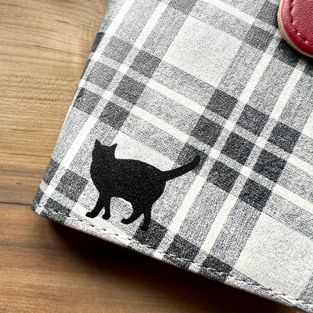 猫とチェックの手帳型スマホケース(グレー×ボルドー) 全機種対応 手帳型 スマホケース iphone15 iphone16e iphone14 iPhone17 Air 他 猫 黒猫