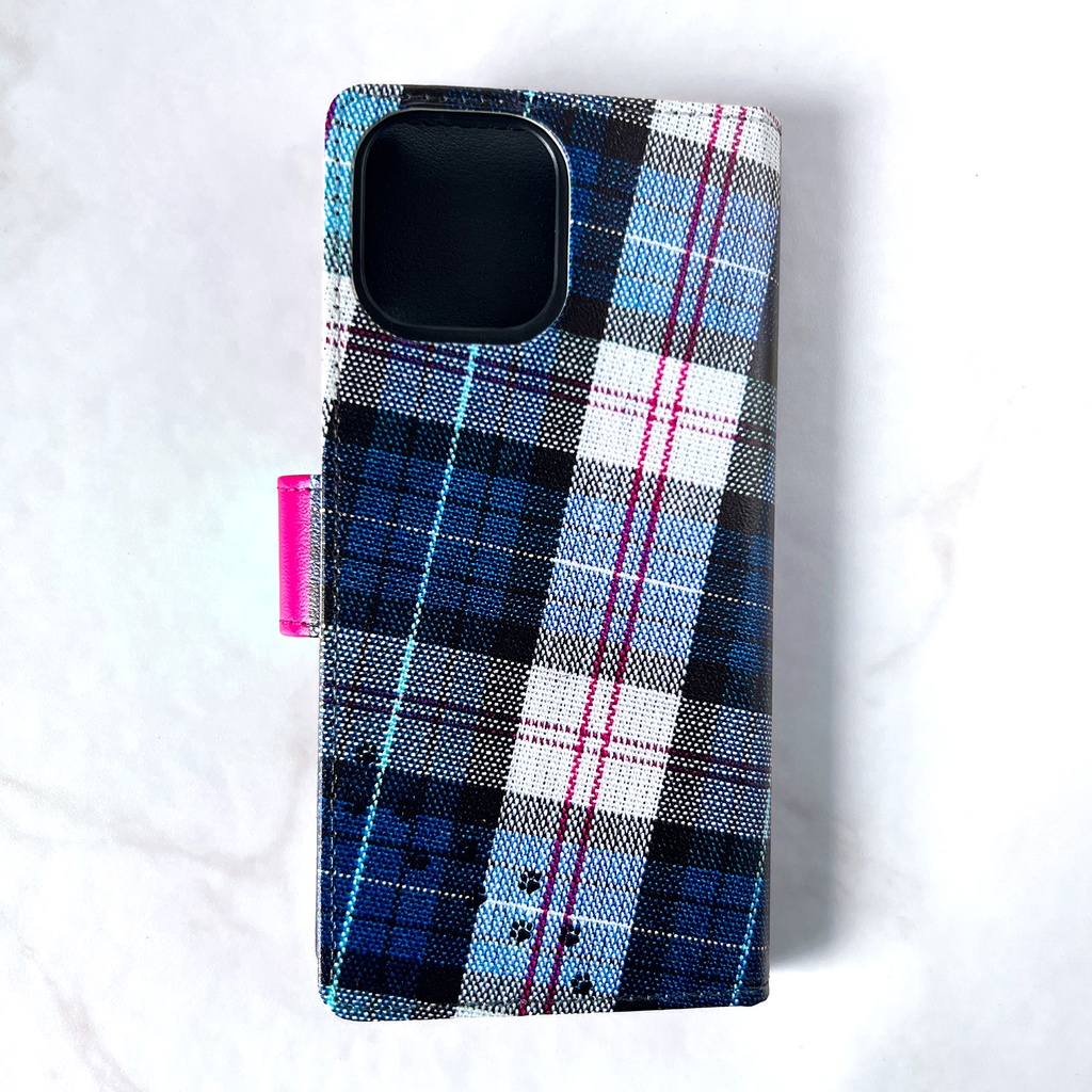 猫とタータンチェックの手帳型スマホケース(ネイビー×マゼンタ) 全機種対応 手帳型 スマホケース iphone16e iphone15 iPhone17e Air 猫 黒猫