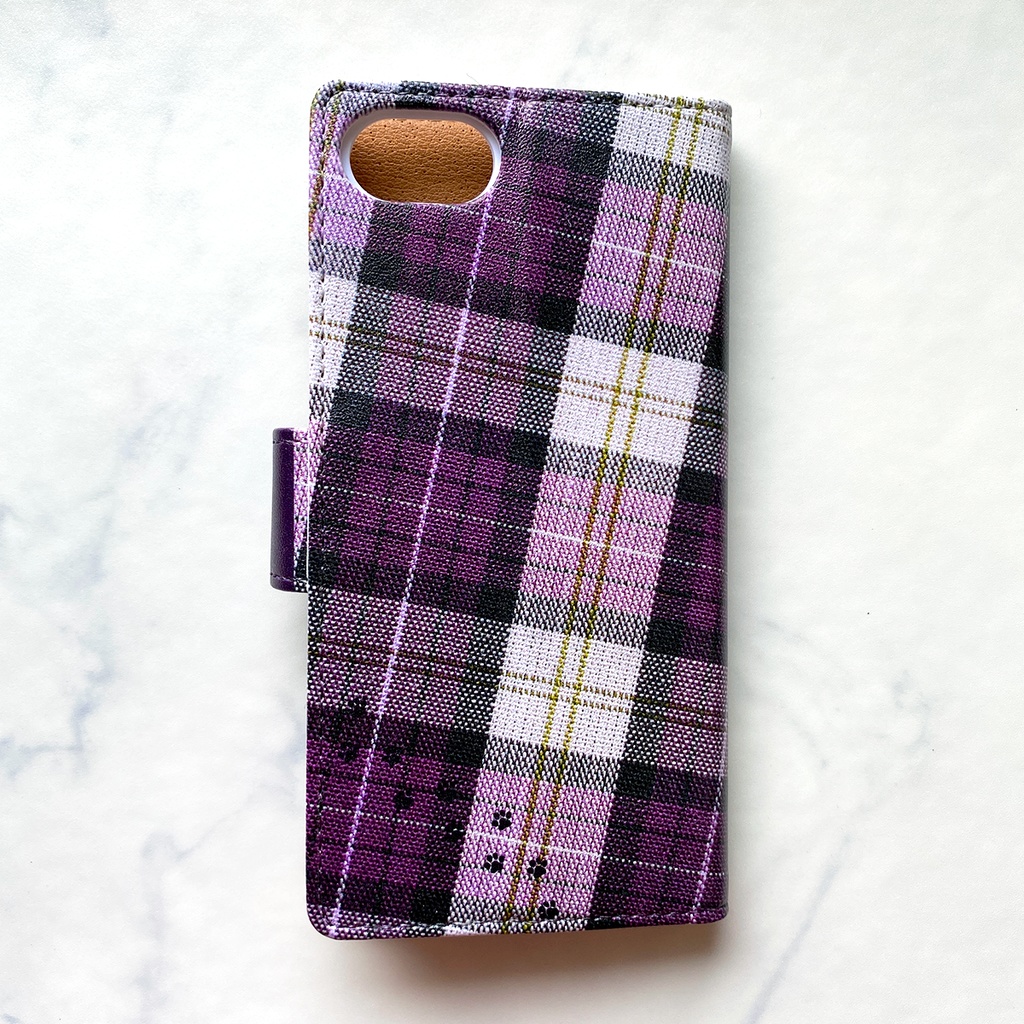 猫とチェックの手帳型スマホケース(バイオレット) 全機種対応 手帳型 スマホケース iphone16e iphone15 猫 黒猫
