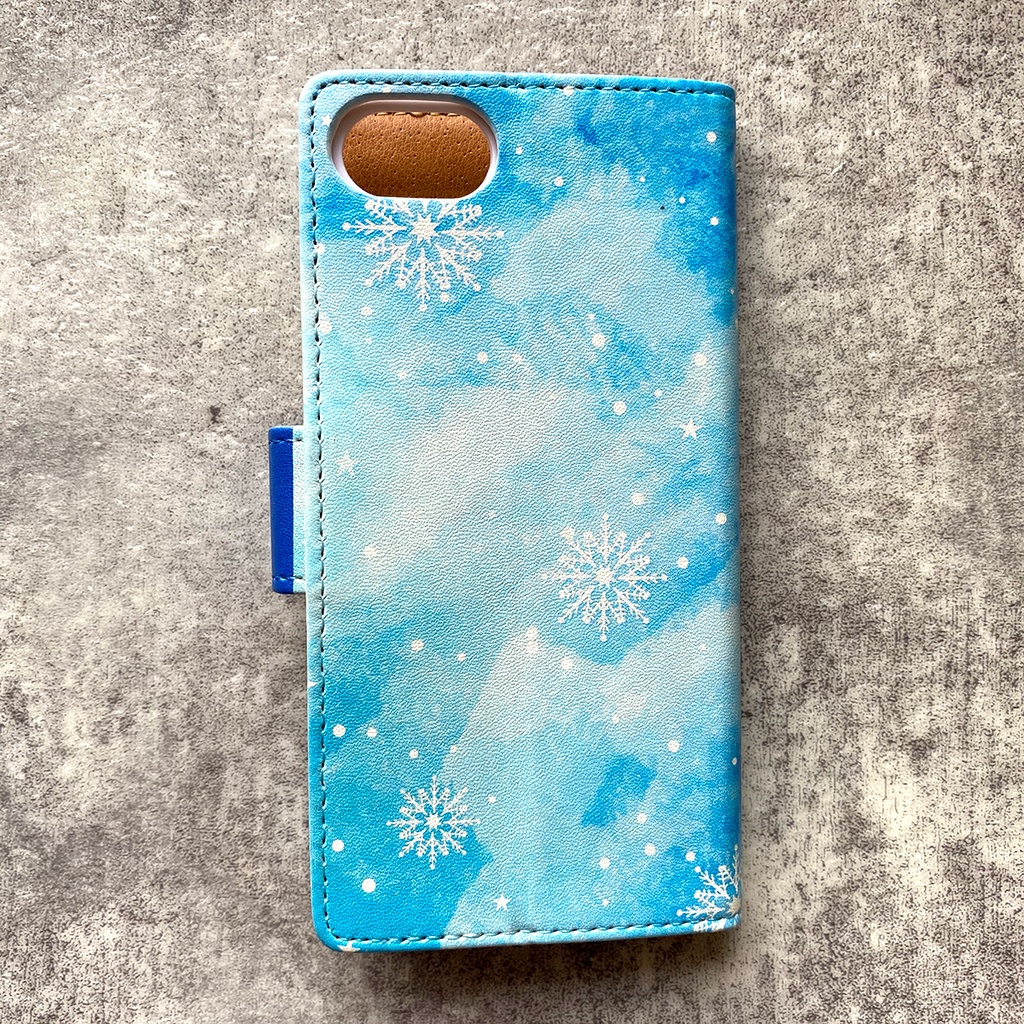 雪と猫の手帳型スマホケース(ライトブルー) 全機種対応 手帳型 スマホケース iphone15 iphone16e 猫 黒猫 雪 iPhone17 Air iphone14