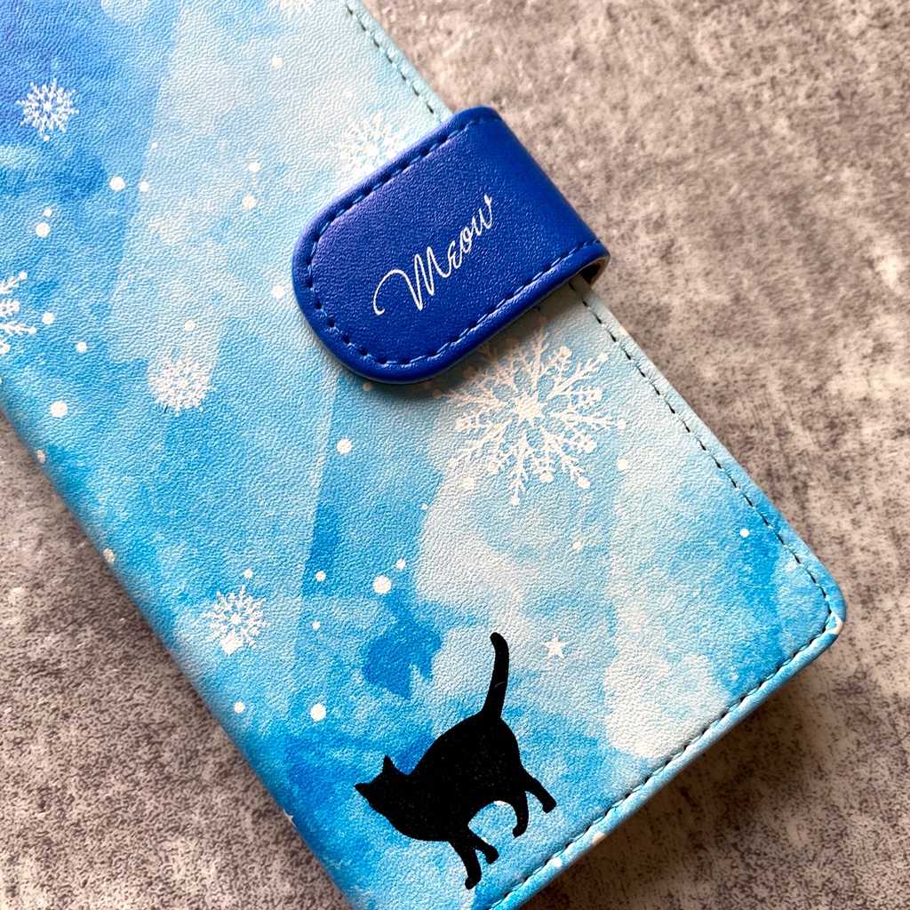 雪と猫の手帳型スマホケース(ライトブルー) 全機種対応 手帳型 スマホケース iphone15 iphone16e 猫 黒猫 雪 iPhone17 Air iphone14