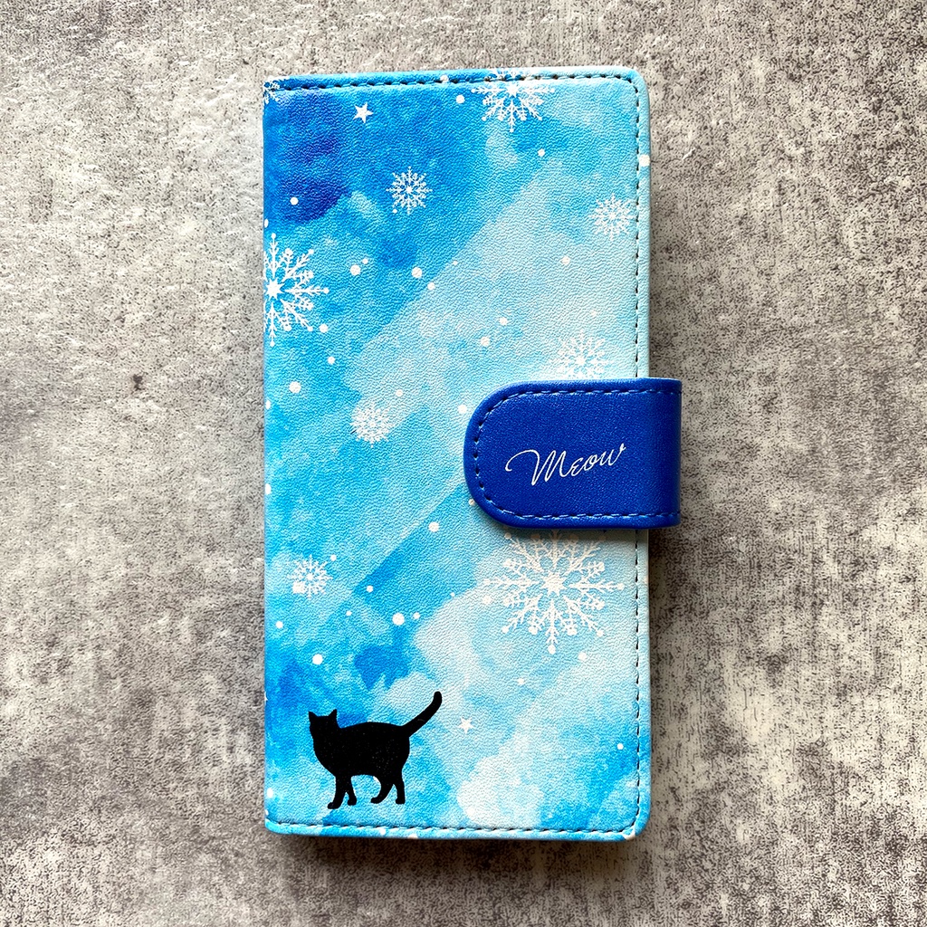 雪と猫の手帳型スマホケース(ライトブルー) 全機種対応 手帳型 スマホケース iphone15 iphone16e 猫 黒猫 雪 iPhone17 Air iphone14