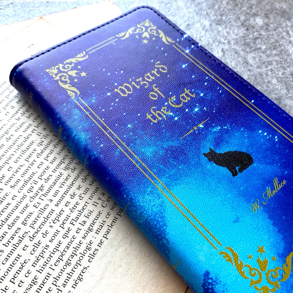 猫の魔法使い 洋書風の手帳型スマホケース 銀河 宇宙 黒猫 iphone16e iphone14 iphone15 全機種対応 猫