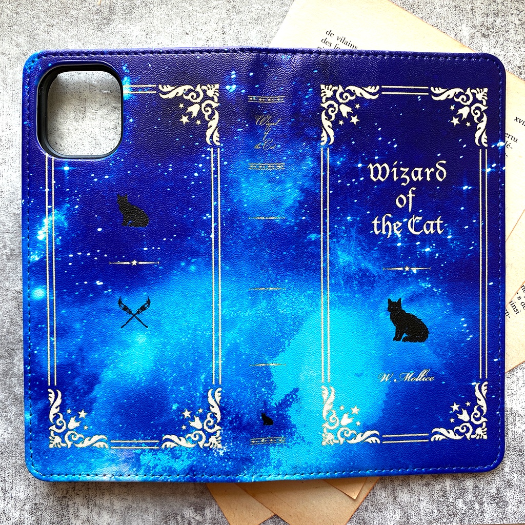 猫の魔法使い(白) 洋書風の手帳型スマホケース 銀河 宇宙 黒猫 iphone16e iphone14 iphone15 全機種対応 猫