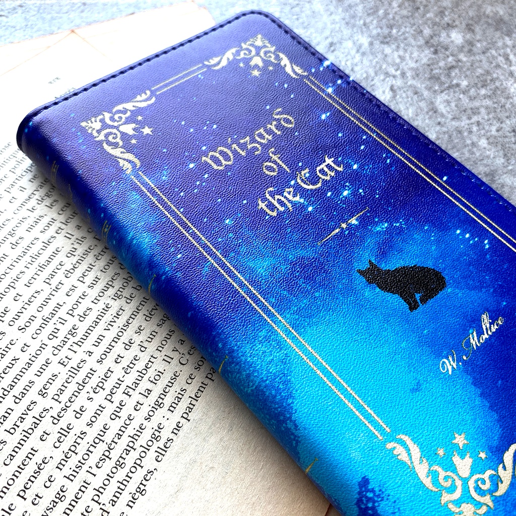 猫の魔法使い(白) 洋書風の手帳型スマホケース 銀河 宇宙 黒猫 iphone16e iphone14 iphone15 全機種対応 猫