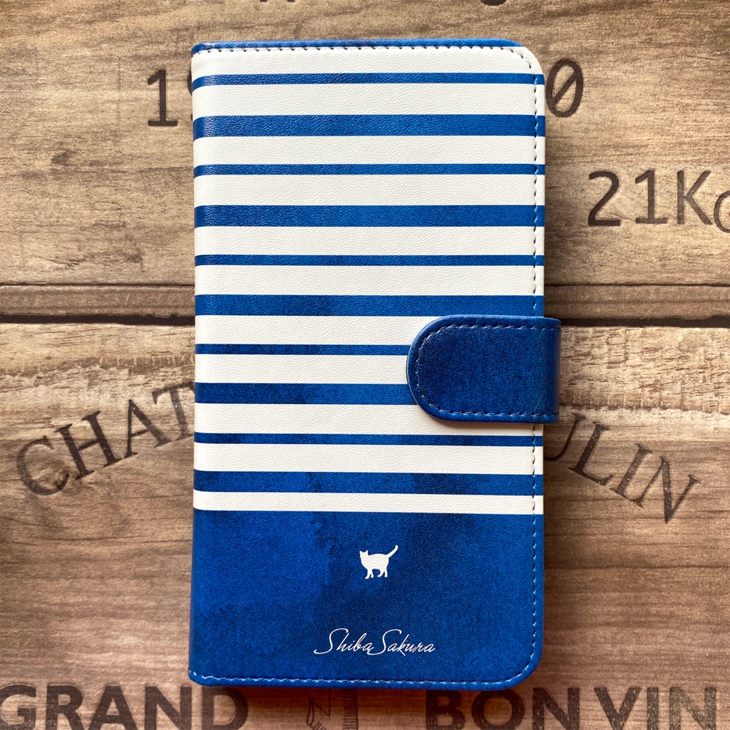猫とサマーボーダーの手帳型スマホケース(ネイビー) 全機種対応 手帳型 スマホケース iphone15 iphone16e 猫 iphonne14
