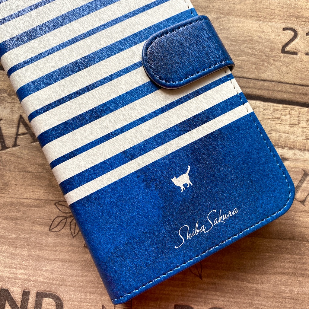 猫とサマーボーダーの手帳型スマホケース(ネイビー) 全機種対応 手帳型 スマホケース iphone15 iphone16e 猫 iphonne14