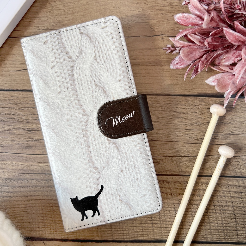 にゃんこアランニットの手帳型スマホケース(ホワイト×ブラウン) 全機種対応 手帳型 スマホケース iphone15 iphone16e iphone14 iPhone17 Air 猫 黒猫
