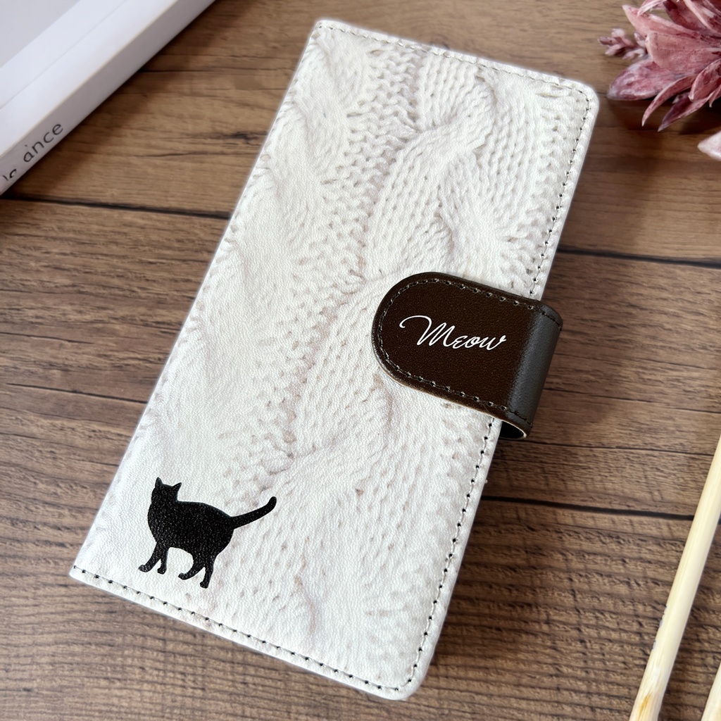 にゃんこアランニットの手帳型スマホケース(ホワイト×ブラウン) 全機種対応 手帳型 スマホケース iphone15 iphone16e iphone14 iPhone17 Air 猫 黒猫
