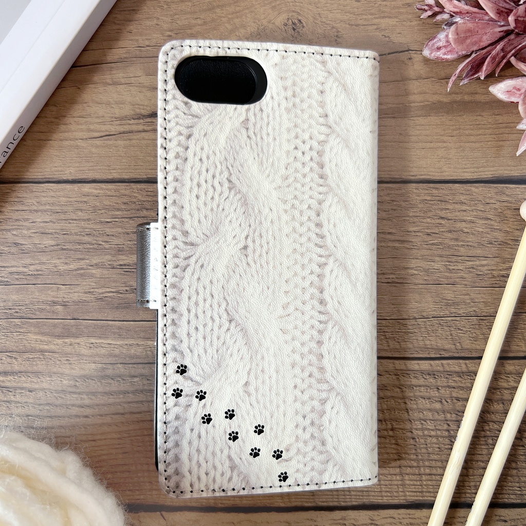 にゃんこアランニットの手帳型スマホケース(ホワイト×ブラウン) 全機種対応 手帳型 スマホケース iphone15 iphone16e iphone14 iPhone17 Air 猫 黒猫