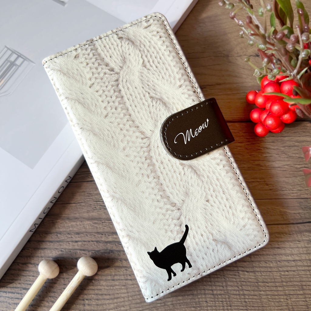 にゃんこアランニットの手帳型スマホケース(ホワイト×ブラウン) 全機種対応 手帳型 スマホケース iphone15 iphone16e iphone14 iPhone17 Air 猫 黒猫