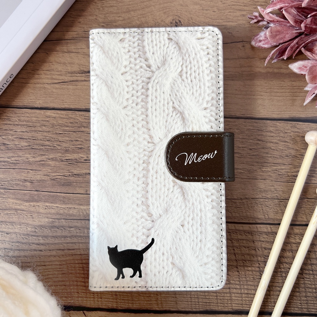 にゃんこアランニットの手帳型スマホケース(ホワイト×ブラウン) 全機種対応 手帳型 スマホケース iphone15 iphone16e iphone14 iPhone17 Air 猫 黒猫
