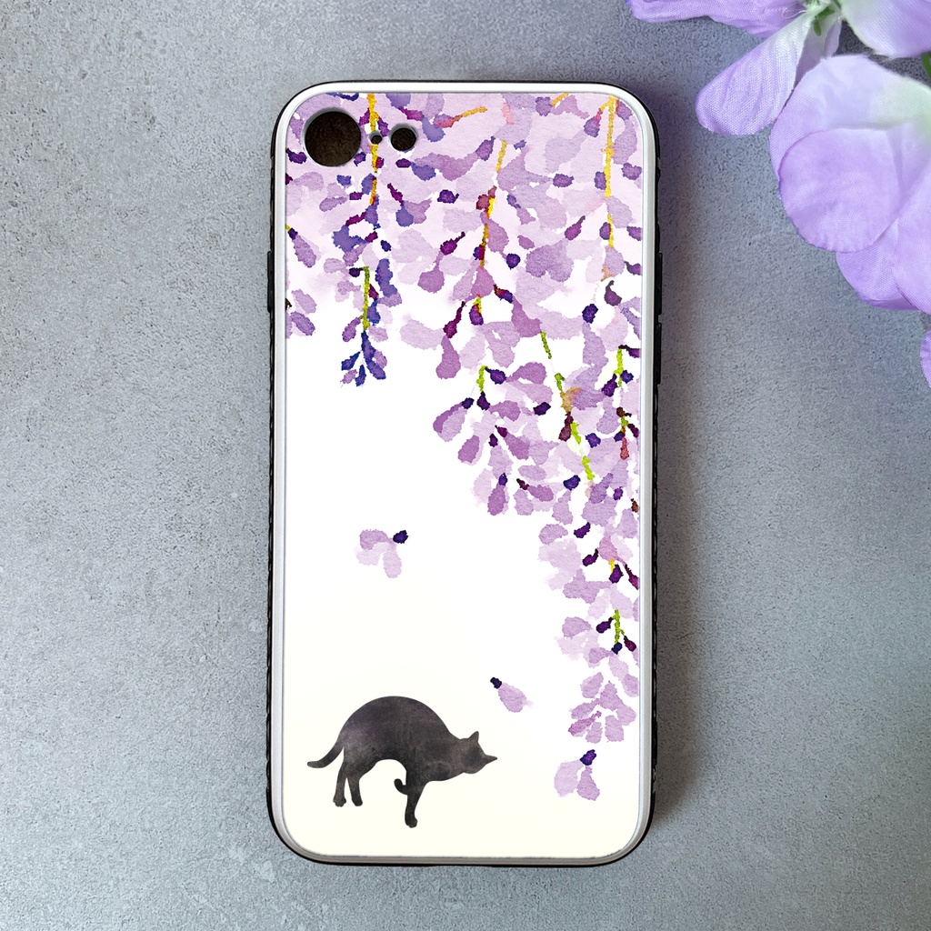 黒猫と藤のガラススマホケース（藤紫/強化ガラス） 藤の花 藤 黒猫 猫 iPhone17e Air iphone16 iphone15 iphone13 SE3 第3世代 iphone14