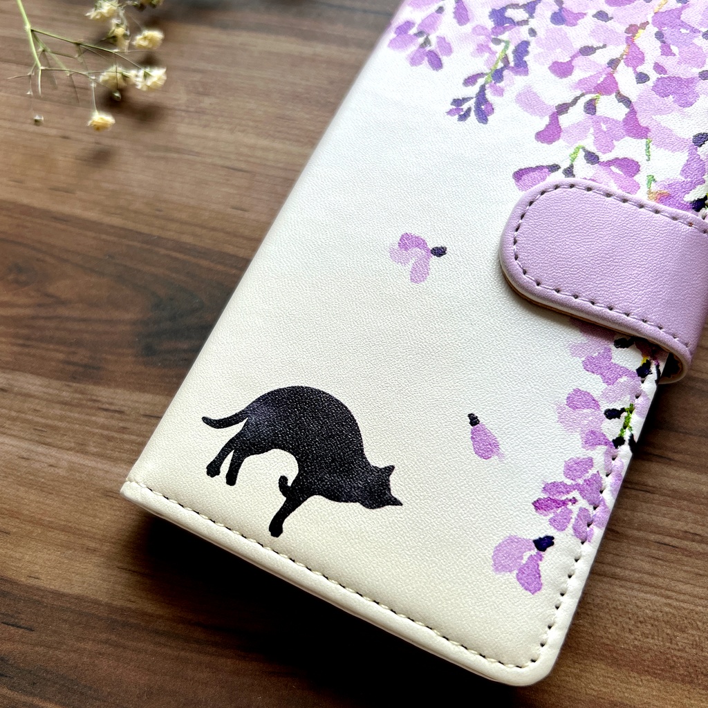 黒猫と藤の手帳型スマホケース (藤紫/ベルトあり) 藤の花 藤 黒猫 猫 iPhone17 Air iphone15 iphone14 iphone16e 全機種対応 手帳型 SE3 第3世代