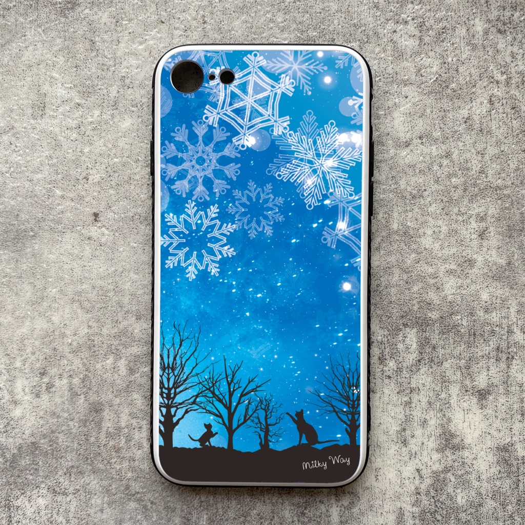 雪遊び猫のスマホケース（ブルー）/ 強化ガラス スマホケース 雪 冬 iphone14 iphone13 iphone15