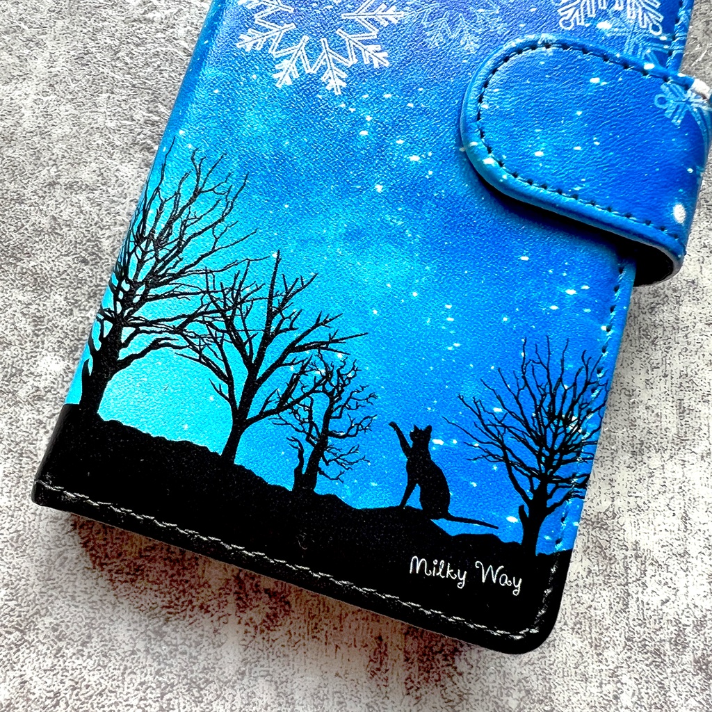 雪遊び猫の手帳型スマホケース(ブルー) 猫 全機種対応 スマホケース iPhone17 Air iphone16e iphone15 XR 他