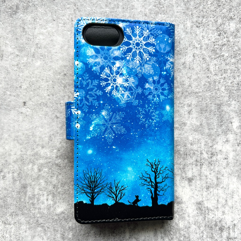雪遊び猫の手帳型スマホケース(ブルー) 猫 全機種対応 スマホケース iPhone17 Air iphone16e iphone15 XR 他